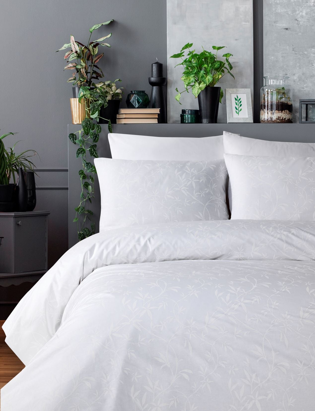 White color bedding set made of natural 100% cotton ( jacquard satin ) of the highest quality of high density. Comfortable, soft, durable. Elfsorenz.